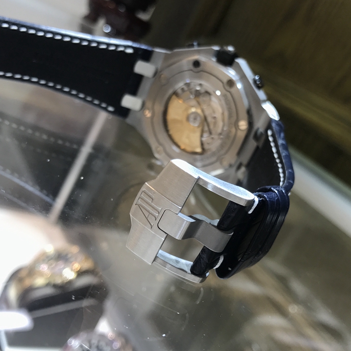 Audermars Piguet 爱彼 皇家橡树离岸型系列，26470ST.OO.A028CR.01。42毫米表径，精钢表壳，黑色陶瓷按钮和旋入式表冠。黑色表盘镌刻“Méga Tapisserie”超大格纹装饰，搭配蓝色副表盘，荧光白色阿拉伯数字时标，蓝色内表圈。搭载Calibre 3126/3840自动上弦机械机芯，动力储备50小时。 未使用品全套附件齐全。