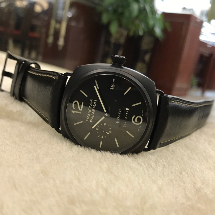 Panerai 沛纳海 RADIOMIR系列，PAM 00384。45毫米表径，陶瓷表壳。黑色表盘，附夜光阿拉伯数字及小时标示。3点钟位置设日期显示，9点钟位置设小秒盘，6点钟位置设线性动力储存显示。手动上弦机械机芯，动力储备192小时。专柜定价：91800元。 单表无附件。