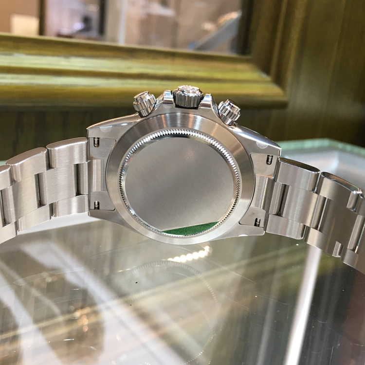 Rolex 劳力士 宇宙计型迪通拿系列，116500LN-78590。40毫米表径，精钢表壳，白色面盘，中央时、分及秒针；小秒针设于6点位置；通过中央指针使定时器精准至1/8秒，30分钟和12小时计时盘分别设于3点和9点位置；秒针暂停功能以准确调校时间，黑色Cerachrom陶质实心外圈连计速刻度，自产4130自动上弦机械机芯，动力储备72小时，专柜定价：95000元。 未使用品全套附件齐全。