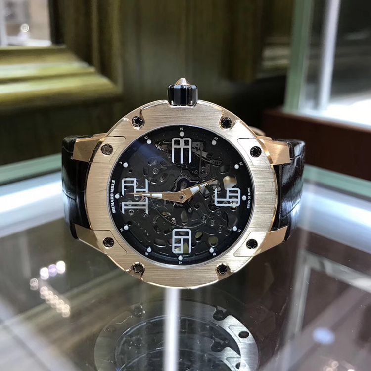 RICHARD MILLE 理查德米勒 男士系列，RM 033 RG。45.7毫米表径，18K玫瑰金表壳，采用碳纤维材质，小时刻度处填充有经过批准的荧光材料面盘，罗马数字时标，RM 033自动上弦机械机芯，动力储备4小时，专柜定价：808000元。 单表无附件。