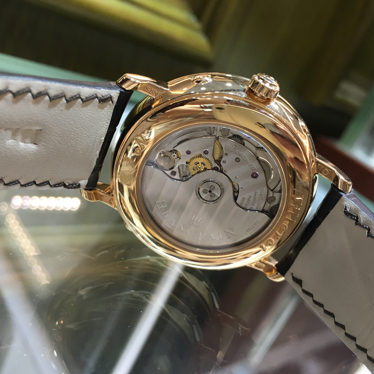 Blancpain 宝珀 Villeret 经典系列，6263-2942-55B。38毫米表径，18K玫瑰金原钻表壳，乳白色面盘，罗马数字时标，指针式日期显示，6点位置为月相显示，12点位置为星期、月份显示，6763自动上弦机械机芯。专柜定价：198400元。 单表无附件。