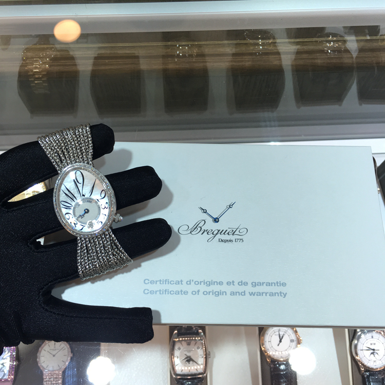 Breguet 宝玑 Reine de Naples 那不勒斯皇后系列，8918BB/58/J39/D00D。36.5x28.45毫米表径，18K白金原钻表壳，镀银金面盘，局部缀以白色天然贝母，Cal.537/3自动上弦机械机芯，专柜定价：439300元。 单表附保卡。