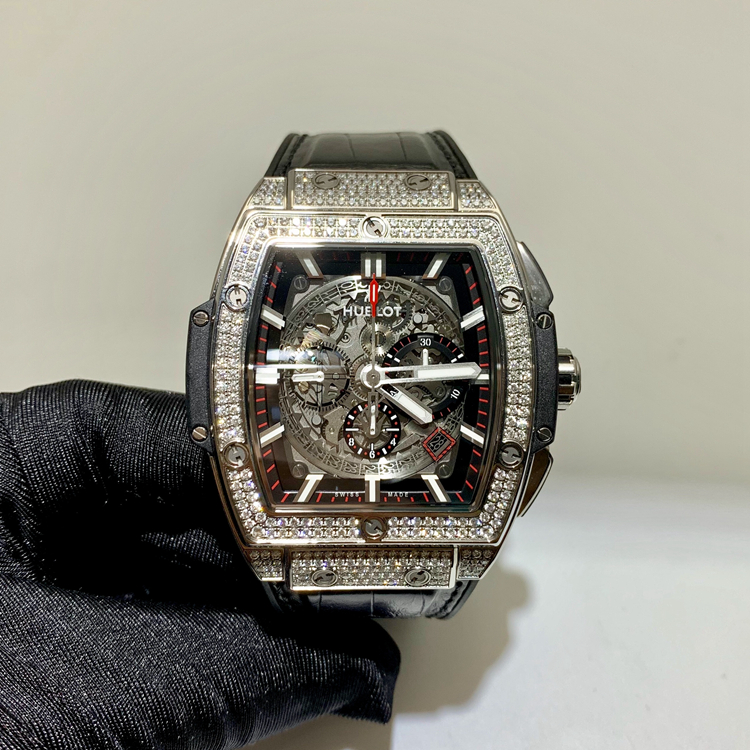 Hublot 宇舶 SPIRIT OF BIG BANG系列，601.NX.0173.LR.1704。47×53毫米大表径，带日期、计时功能，自动上弦机械机芯，动力储备50小时。专柜定价300900元。 单表无附件。