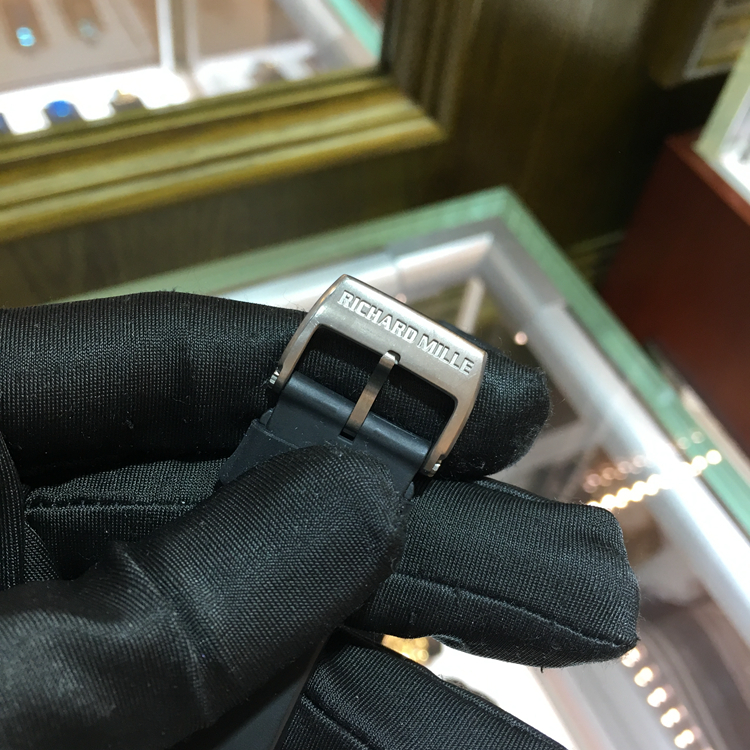 RICHARD MILLE 理查德米勒，RM033。45毫米表径原壳后加钻，设计感十足，超薄6.3毫米，镂空面盘自动上弦机械机芯，1/4珍珠陀，动储42小时。 单表无附件。