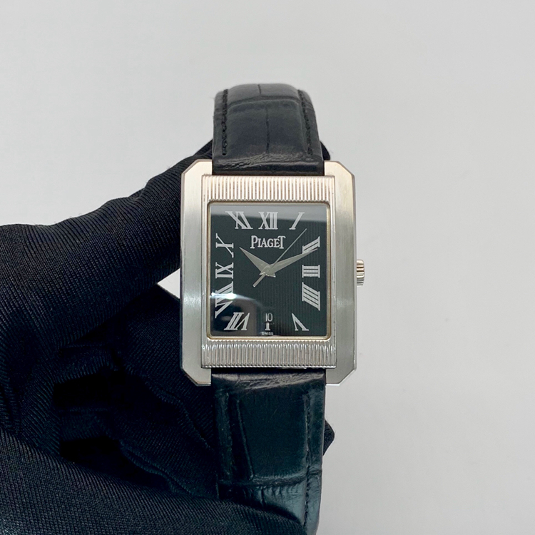 PIAGET 伯爵，G0A25031。40×32毫米表径，18K白金表壳，罗马数字时标，6点位置日期显示，自动上弦机械机芯，专柜定价：144900元， 单表无附件。