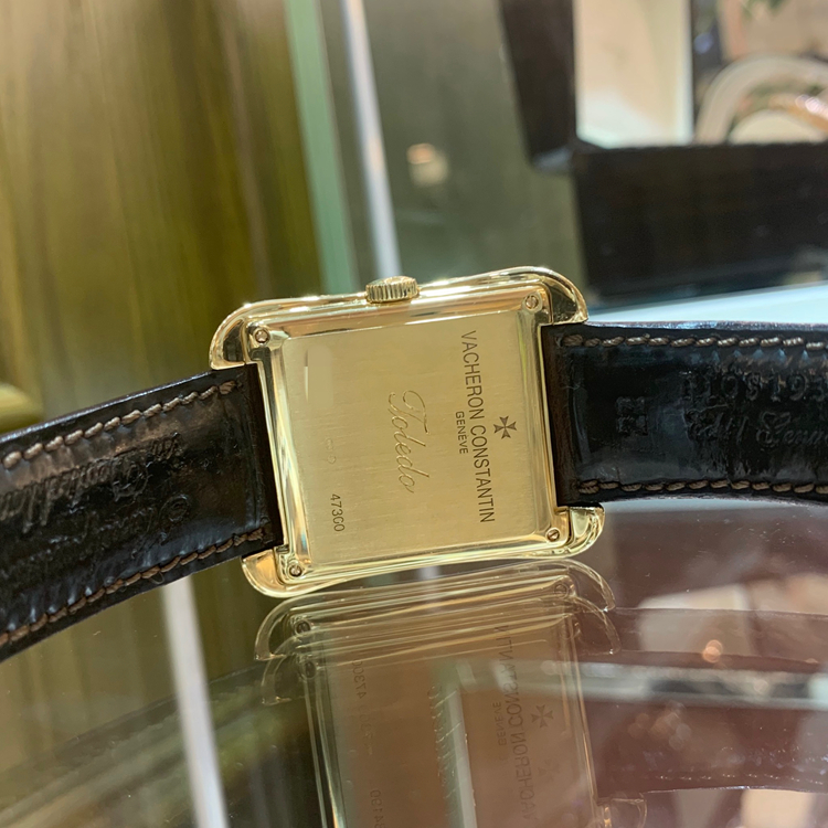 Vacheron Constantin 江诗丹顿 Historiques 历史名作系列，47300/000J-9065。43.1毫米表径，18K黄金表壳，银白色方形面盘，视窗式星期、月份显示，指针式日期显示，月相显示，Cal.1125自动上弦机械机芯，专柜定价：346000元。 单表无附件。