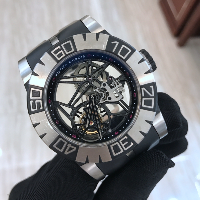 RogerDubuis 罗杰杜彼 历史系列，RDDBSE0185。48毫米表径，钛金属表壳。镂空表盘，蓝宝石水晶玻璃表镜。手动上弦机械机芯，动力储备60小时。 单表无附件。