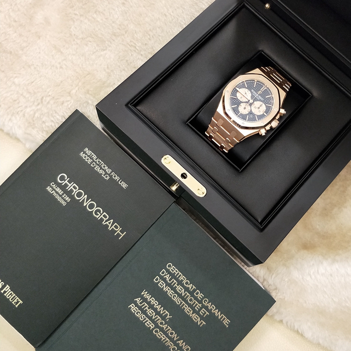 Audermars Piguet 爱彼 皇家橡树系列，26331OR.OO.1220OR.01。18K玫瑰金表壳，41毫米表径，蓝色表盘镌刻“Grande Tapisserie”大型格纹装饰，搭配玫瑰金色副表盘，玫瑰金材质荧光立体时标和皇家橡树指针。18K玫瑰金表带搭配AP字样折叠表扣。Calibre 2385计时自动上链机械机芯，动力储备40小时。专柜17年新款。 未使用品全套附件齐全。