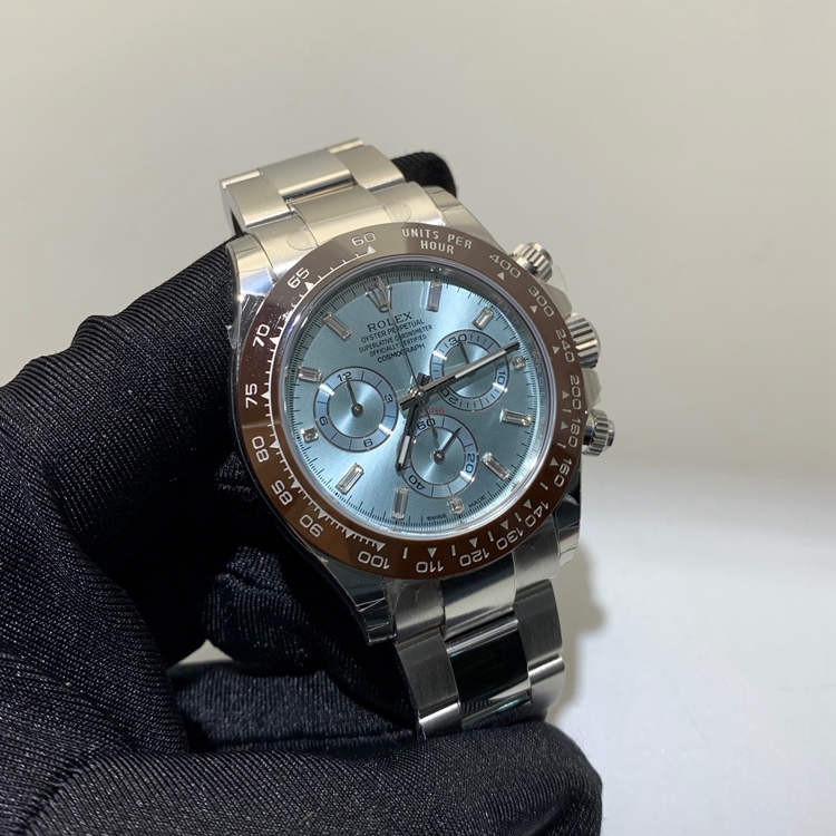 Rolex 劳力士 宇宙计型迪通拿系列，116506-78596。40毫米表径，PT950铂金栗棕色Cerachrom陶质字圈，镌有数字及刻度表壳，浅蓝色面盘，8颗方形切割钻石钟点标记，3、6及9钟点标记镶有3颗钻石，计时功能，Cal.4130自动上弦机械机芯。专柜定价：634800元。 全套附件齐全。