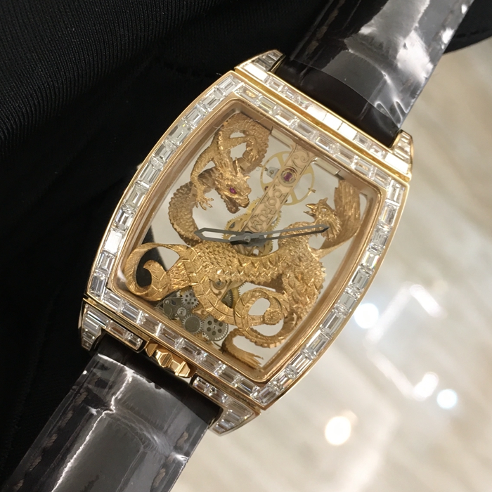 CORUM 昆仑 CORUM BRIDGE 昆仑桥系列，B113/02615。31x51毫米表径，18K玫瑰金表壳。全镂空酒桶型面盘，手动上弦机械机芯，动力储备40小时。 单表无附件。