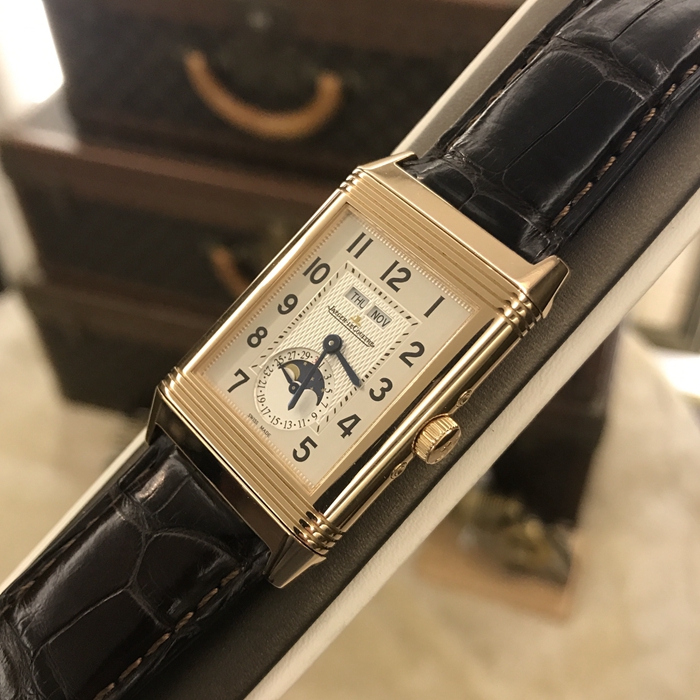 Jaeger-LeCoultre 积家 Reservo 翻转腕表系列，Q3752520。48.5x29.5毫米表径，18k玫瑰金表壳，银色面盘， 黑色移印数字，6点位置分别为指针式日期显示和月相显示，12点位置为星期和月份显示，手动上弦机械机芯，动力储备45小时。专柜定价：151000元。 单表无附件。