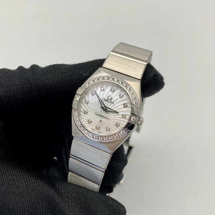 Omega 欧米茄 星座系列，123.15.24.60.55.002。24毫米表径，精钢原钻表壳，珍珠母贝面盘，镶嵌12颗钻石时标，精准石英机芯。专柜定价：43000元。 单表无附件。
