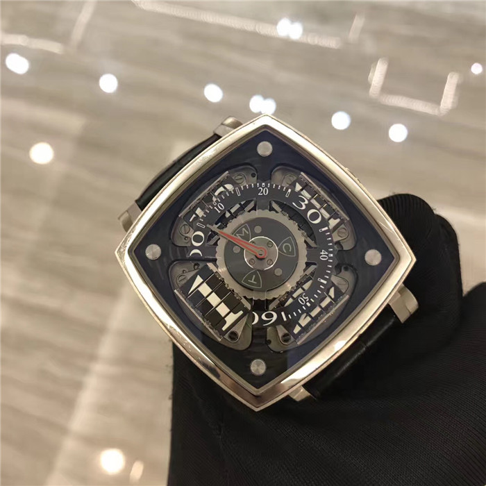 MCT	Sequential One系列，SQ 45 S100 WG BL。顶级独立制表人品牌，神奇的百叶窗，45×45毫米表径，白金表壳，QF印记。手动上弦机械机芯，动力储备36小时。专柜定价：895000元。