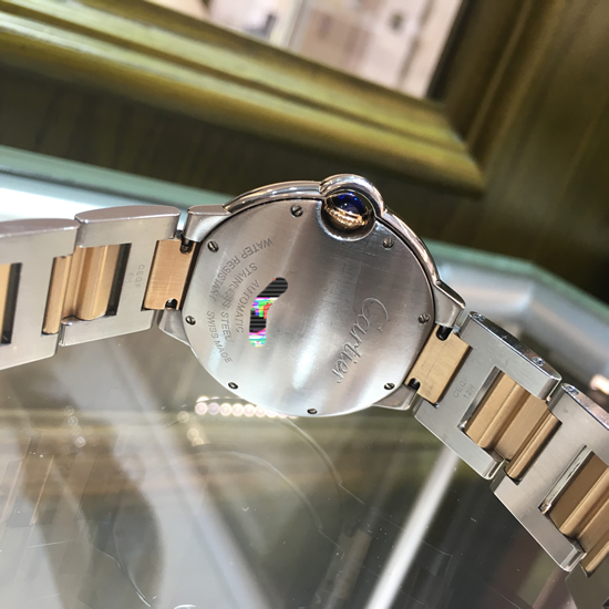 Cartier 卡地亚 Ballon Bleu 蓝气球系列，W2BB0011。精钢/18K玫瑰金表壳，珍珠贝母面，罗马数字时标，剑形蓝钢指针，自动上弦机械机芯，专柜定价：67000元。 单表无附件。