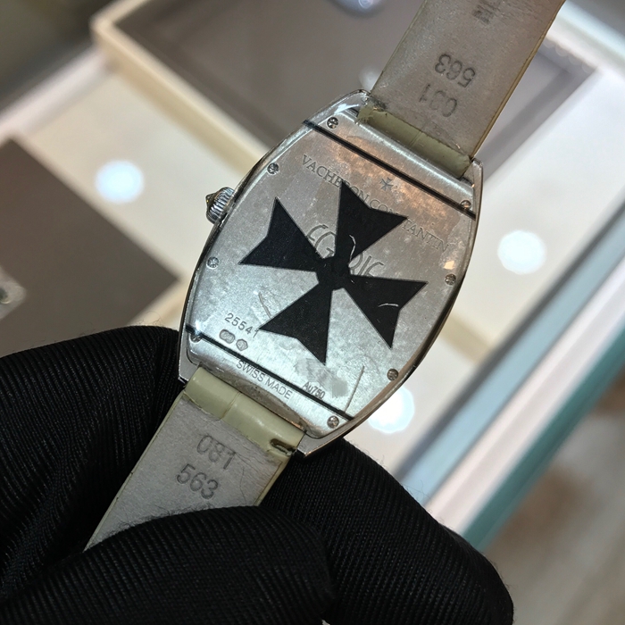 Vacheron Constantin 江诗丹顿 EGERIE系列 25541/000G-9261。27.5x37.1毫米表径。18k白金镶钻表壳，珍珠贝母表盘，12点，6点钻石阿拉伯数字时标。蓝宝石水晶玻璃镜面。精准石英机芯。专柜定价：314000元。 全套附件齐全。