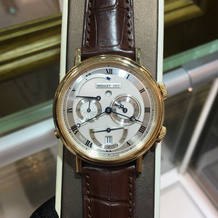 Breguet 宝玑 Classique 经典系列，5707BA/12/9V6。39毫米表径，18K黄金表壳，银灰色面盘，罗马数字时标，视窗式日期显示、动力储备显示，519F自动上弦机械机芯，动力储备显示45小时，专柜定价：311800元。 单表无附件。