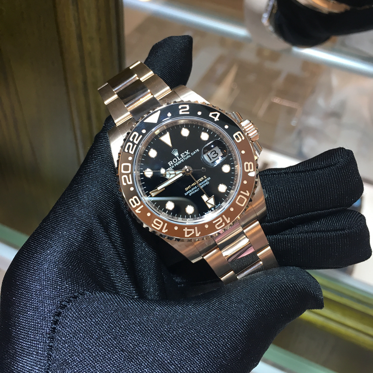 Rolex 劳力士 格林尼治型II系列，m126715chnr-0001。40毫米表径，18K玫瑰金表壳，表面磨砂，边缘磨光；双向旋转外圈，配棕黑双色 Cerachrom 陶质24小时刻度字圈盘材质黑色漆面，3点位置日期显示，自产3285自动上弦机械机芯，动力储备70小时。专柜定价：285600元。 未使用品全套附件齐全。