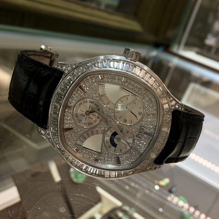 PIAGET 伯爵 凡珍品系列，G0A35020。46.5毫米表径，18K白金表壳，椭圆形镶钻表盘，自动上弦机械机芯。专柜定价：2284300元。 全套附件齐全。