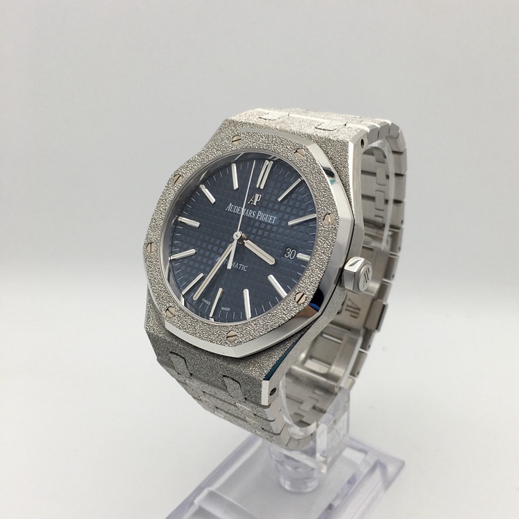 Audermars Piguet 爱彼 皇家橡树系列，15410BC.GG.1224BC.01。41毫米表径，18K白金表壳，蓝色表盘镌刻“Grande Tapisserie”大型格纹装饰，白金材质荧光立体时标和皇家橡树指针，日期显示功能，Cal.3120自动上弦机械机芯，动力储备41小时。专柜定价：408000元。 全套附件齐全。