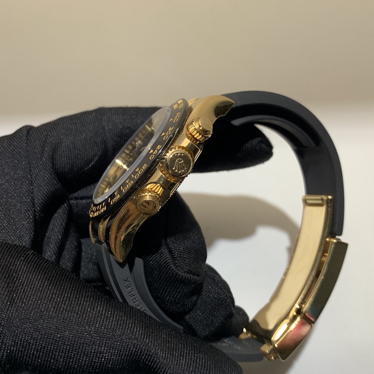 Rolex 劳力士 宇宙计型迪通拿系列，116518。40毫米表径，18K黄金表壳，黑色Cerachrom陶质实心外圈连计速刻度，黑色面盘，8颗钻石时标，6点位置小秒针显示，30分钟和12小时计时分别设于3点和9点位置，计时功能，4130自动上弦机械机芯，动力储备72小时。专柜定价：230200元。 单表无附件。