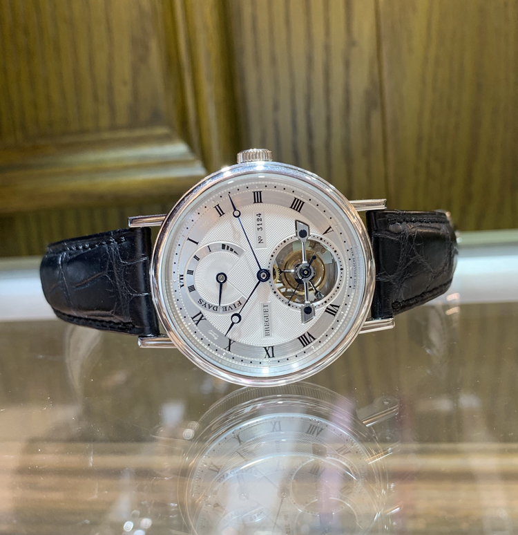 Breguet 宝玑 经典复杂系列，5317PT/12/9V6。39毫米表径，PT950铂金表壳，银灰色面盘，罗马数字时标，6点位置为陀飞轮装置，12点位置为动力储备装置，Cal.587DR自动上弦机械机芯，动力储备120小时，专柜定价：1089700元。 单表无附件。