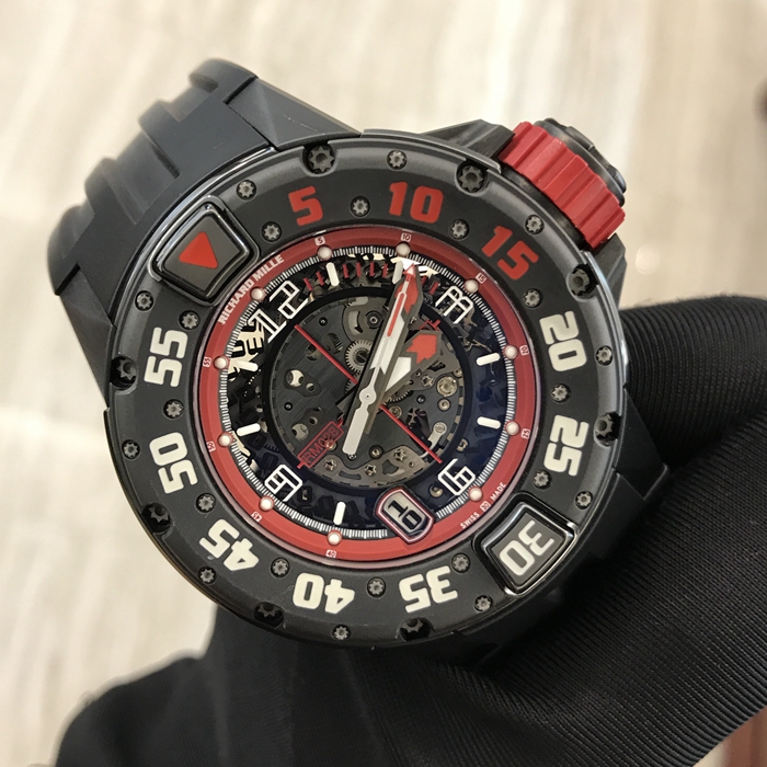 RICHARD MILLE 理查德米勒 男士系列，RM 028。47毫米表径，钛金属表壳，日期显示功能，史泰龙同款，热门款清凉必备神器。全球限量30枚。专柜定价：650000元。 单表无附件。