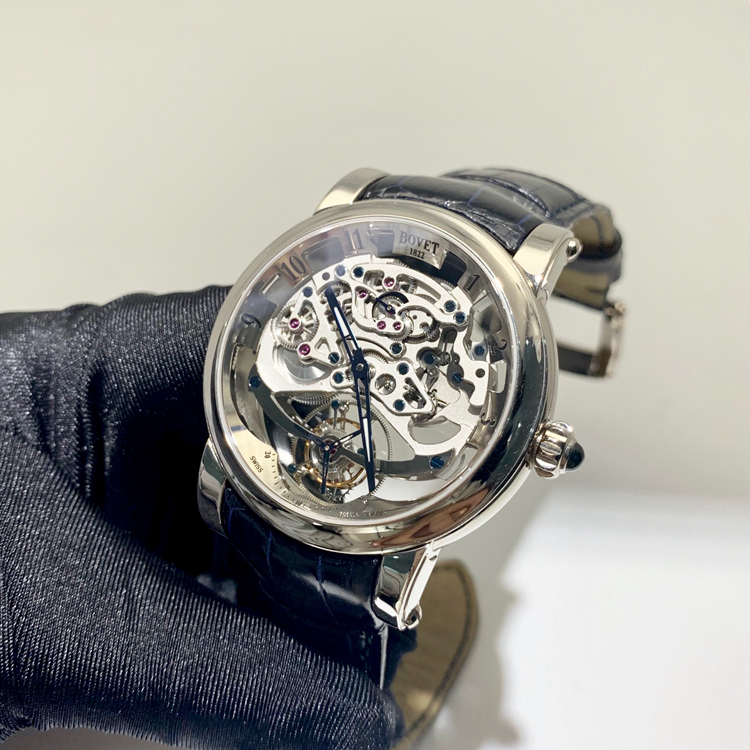 Bovet 播威。45毫米表径，18K白金表壳，镂空面盘，陀飞轮装置，手动上弦机械机芯。专柜定价1280000元。 单表无附件。