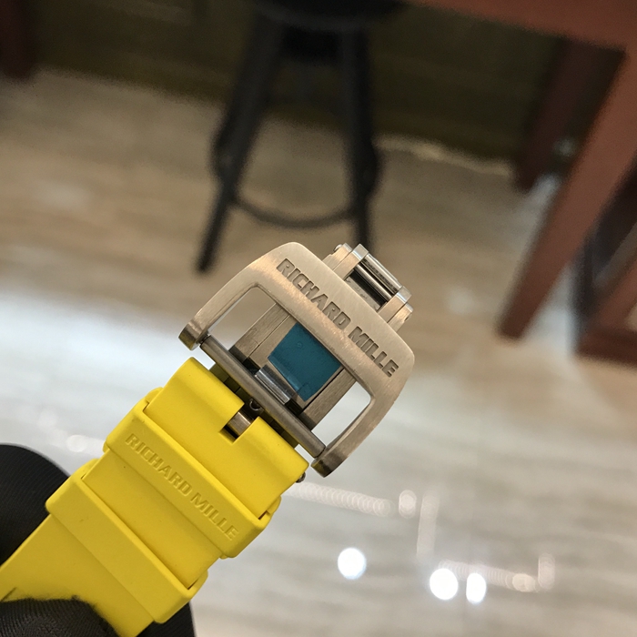 RICHARD MILLE 理查德米勒 男士系列，RM035 AMERICAS。42*50毫米表径，黑钛表壳，镂空机械机芯，黄圈美洲特别版，限量50枚。 单表无附件。