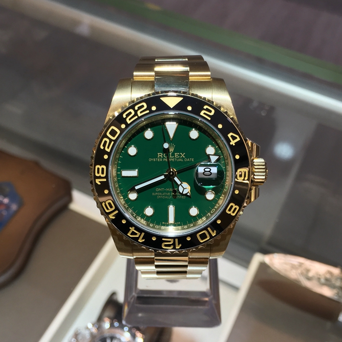 Rolex 劳力士 格林尼治型II系列，116718-LN-78208。40毫米表径，18K黄金表壳，24小时渐进刻度双向旋转外圈，配Cerachrom陶质字圈，绿色面盘，3点位置日期显示，中央时、分及秒针；24小时显示；瞬时变更独立指针显示第二时区时间；瞬跳日历；秒针暂停功能以准确调校时间，自产3186自动上弦机械机芯，动力储备约48小时。专柜定价：242300元。 全套附件齐全。