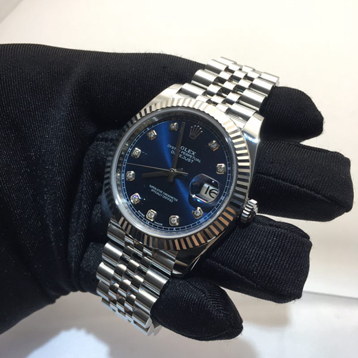 ROLEX 劳力士 日志型系列，126334。41毫米表径，904L不锈钢(蚝式钢)；三角坑纹外圈则以18ct白色黄金打造，深蓝色面盘，中央时、分及秒针；3点位置日期显示，自动上弦机械机芯，专柜定价：73000元。  单表附保卡。