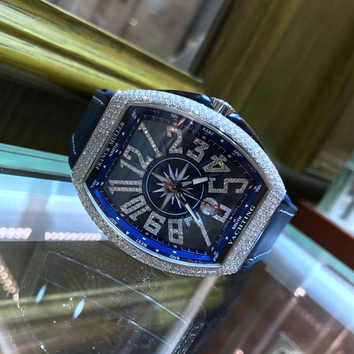 FRANCK MULLER 法兰克穆勒，YACHTING系列，V45。44X53.7毫米表径。精钢镶钻表壳，深蓝色酒桶型表盘，六点位置日期显示，蓝宝石水晶玻璃表镜，自动上弦机械机芯。 全套附件齐全。