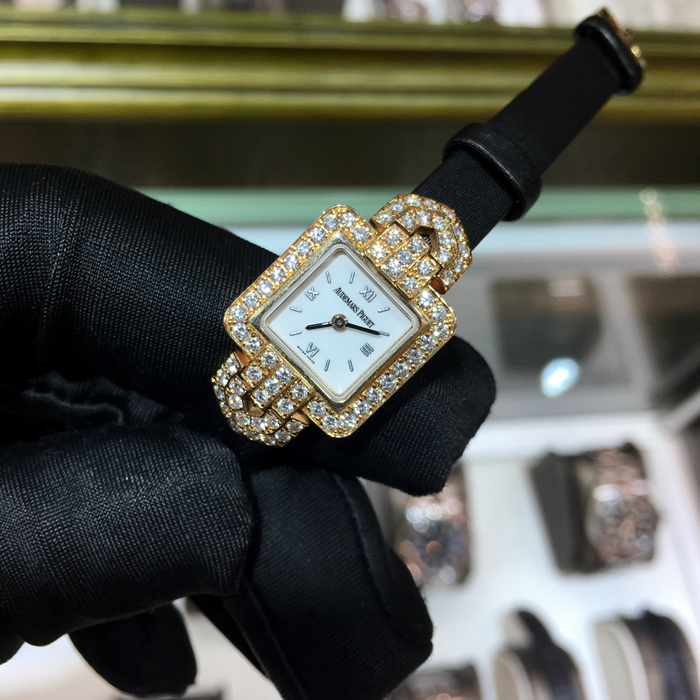 Audermars Piguet 爱彼，67116OR/Z/0009 /02。17*17毫米表径，17K玫瑰金镶钻表壳，白色面盘，精准石英机芯。 全套附件齐全。