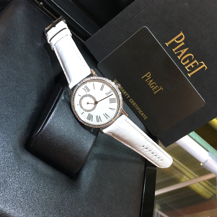 PIAGET 伯爵 ALTIPLANO系列，G0A36106。34毫米表径，18K白金表壳，镶衬72颗圆形美钻（约0.5克拉）。白色表盘镶衬一排28颗圆形美钻（约0.1克拉），设有小秒针计时盘。搭载伯爵制450P超薄手动上链机械机芯。备有小秒针。动力储备43小时。专柜定价：200900元。 全套附件齐全。