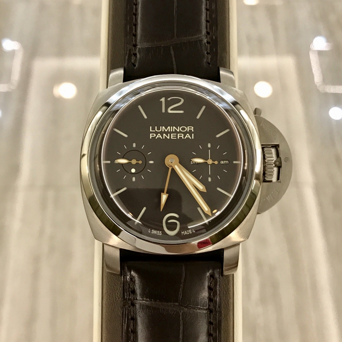 Panerai 沛纳海 LUMINOR 1950系列，PAM 00306。限量150枚。47毫米表径，磨砂钛金属表壳，棕色表盘配夜光阿拉伯数字及小时标示。3点钟位置设24小时显示，9点钟位置设小秒盘和陀飞轮显示。Cal.P.2005 手动上弦机芯，中轴转动式陀飞轮装置，动力储备144小时。专柜定价：869600元。 单表无附件。