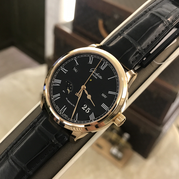 Glashutte 格拉苏蒂原创  SENATOR 参议员系列，100-02-25-05-05。42毫米表径，18K玫瑰金表壳，黑色面盘，罗马数字时标，2点位置为月份显示，4点位置为日期显示，月相与星期显示分别位于8点和10点位置，Cal.100-02自动上弦机械机芯，动力储备55小时，专柜定价：293500元。 单表无附件。