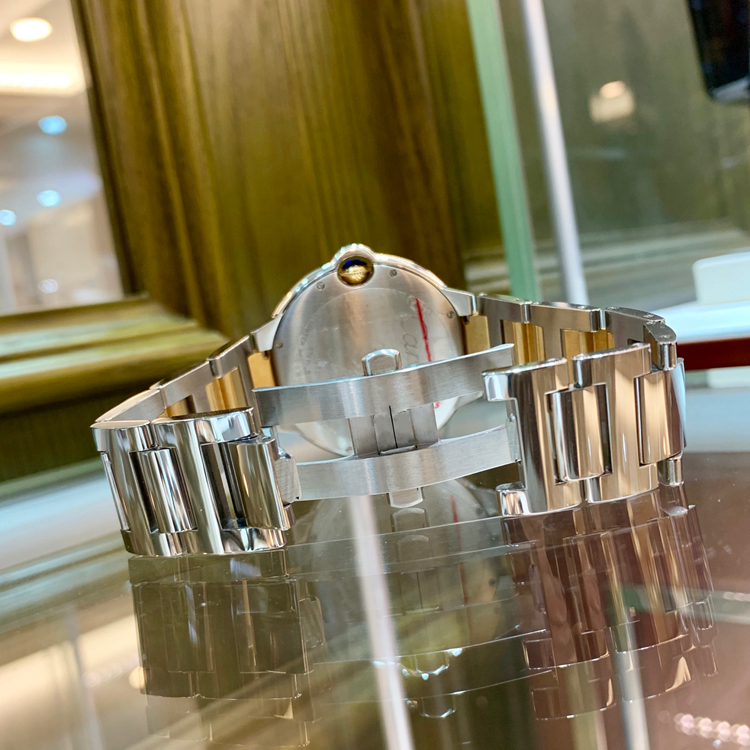 Cartier 卡地亚 Ballon Bleu 蓝气球系列，W69009Z3。42.1毫米表径，精钢/18K黄金表壳，银白色面盘，罗马数字时标，3点位置日期显示，Cal.049自动上弦机械机芯，专柜定价：74500元。 未使用品全套附件齐全。