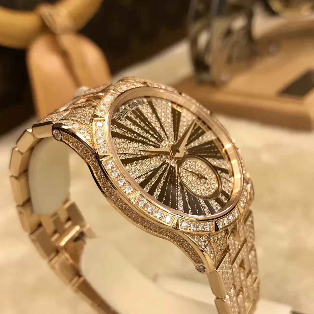 Roger Dubuis罗杰杜彼 Excalibur 王者至尊系列，RDDBEX0416。18k玫瑰金满钻，铺镶明亮式切割钻石（约11.92克拉）。 36毫米表径。铺镶钻石表盘，罗马金质字立体罗马时标。自产 RD821 自动上链机械机芯，动力储备48小时，机芯镌刻日内瓦印记。
