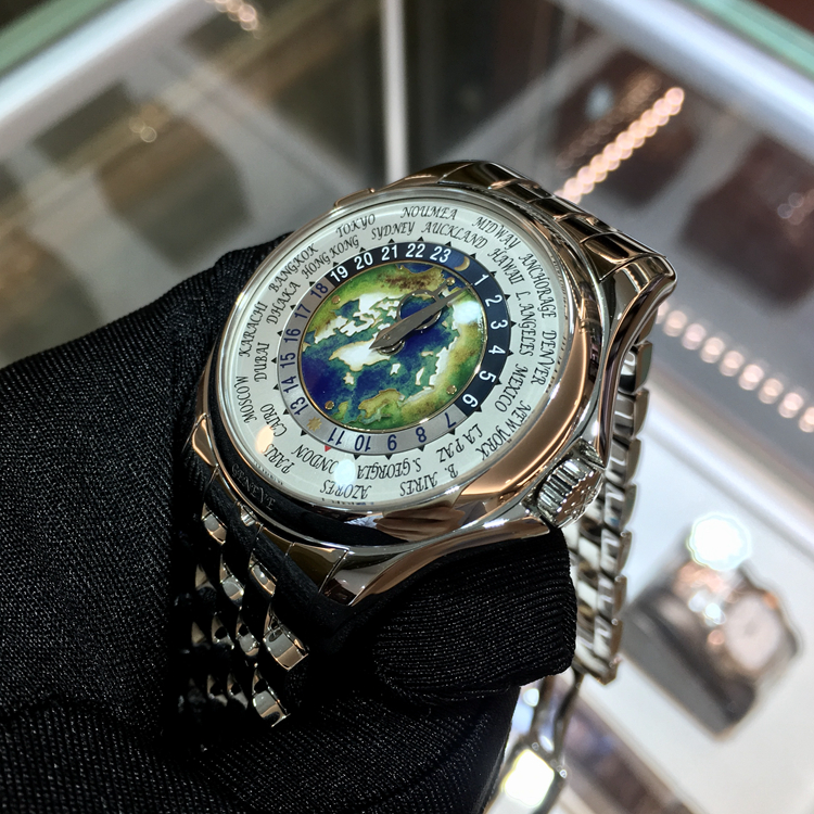 PATEK PHILIPPE 百达翡丽 复杂功能时计系列，5131/1P-001。39.5毫米表径，PT950铂金表壳，表盘中心为掐丝珐琅工艺制作的北极地图图案，世界时间，24个时间的24小时与昼/夜显示。240 HU自动上弦机械机芯，动力储备48小时，专柜定价：982100元。 未使用品单表附保卡。