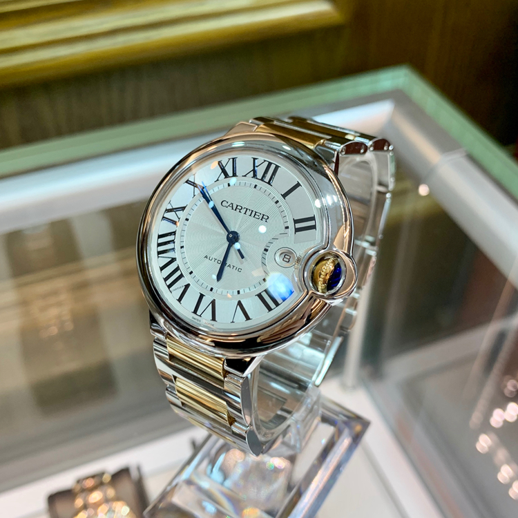 Cartier 卡地亚 Ballon Bleu 蓝气球系列，W69009Z3。42.1毫米表径，精钢/18K黄金表壳，银白色面盘，罗马数字时标，3点位置日期显示，Cal.049自动上弦机械机芯，专柜定价：74500元。 未使用品全套附件齐全。