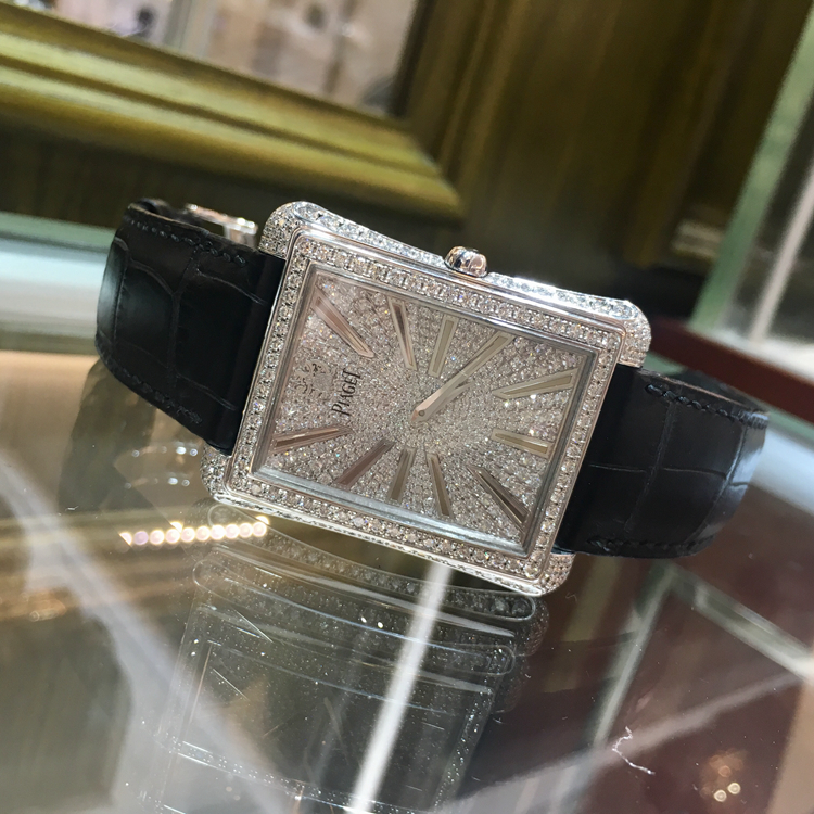 PIAGET 伯爵 BLACK -TIE系列，G0A33075，水蛇腰。18K白金表壳，表盘镶嵌393颗圆形美钻（约重1.3克拉），36 x 46毫米表径。备有时标与18K白金伯爵品牌印记。表扣镶衬43颗圆形美钻（约重0.4克拉）。搭载伯爵制534P自动上链机械机芯。专柜定价：610000元。 密镶美钻的表壳与表盘，让这款Piaget Emperador腕表成为表中瑰宝。位于12时的伯爵品牌印记，说明它是根据1957年的畅销款式重新演绎而成。白金镶贴时标刻度与整体设计相得益彰，流露出罕见的优雅气质。搭载伯爵制自动上链机械机芯，精准操控时、分显示。