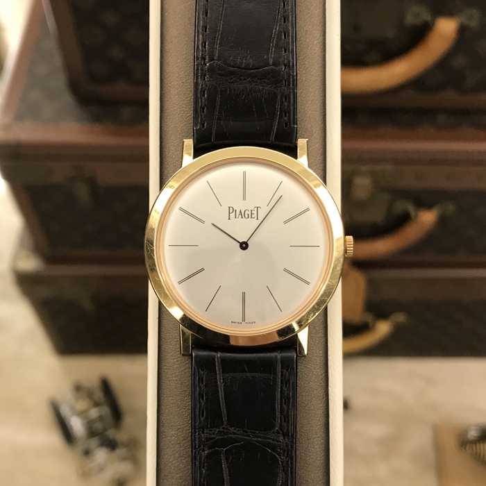 PIAGET 伯爵 ALTIPLANO系列，G0A29120。38毫米表径，18K黄金表壳，白色面盘，手动上弦机械机芯，动力储备43小时。专柜定价：113000元。 单表无附件。