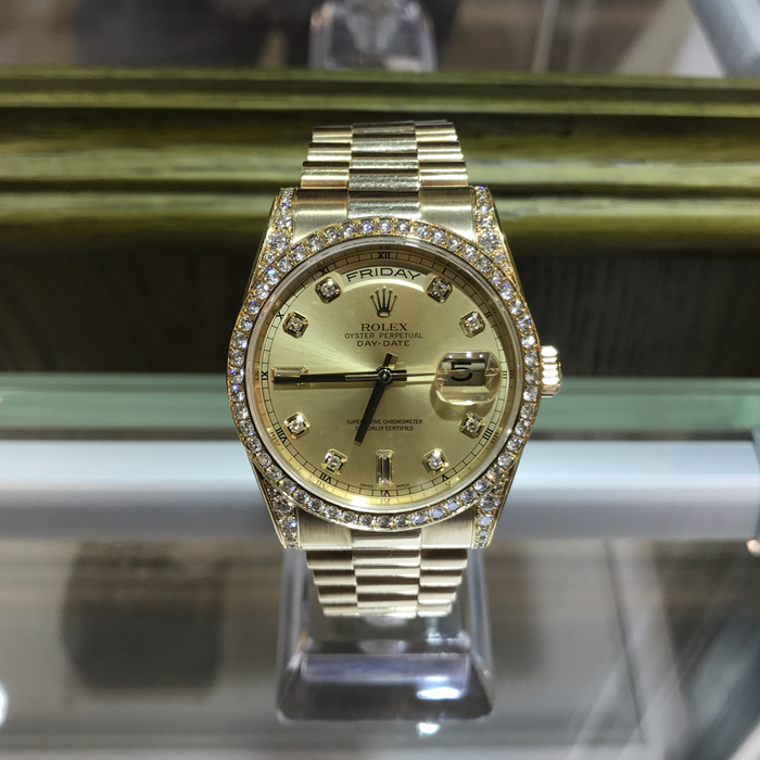 Rolex 劳力士 星期日历型系列，m118388-0019。36毫米表径，18K黄金表壳镶嵌钻石，香槟色面盘，钻石时标，中央时、分及秒针；表盘设瞬跳日历及星期易调设定；秒针暂停功能以准确调校时间，自产3155型自动上弦机械机芯。动力储备48小时。 单表无附件。