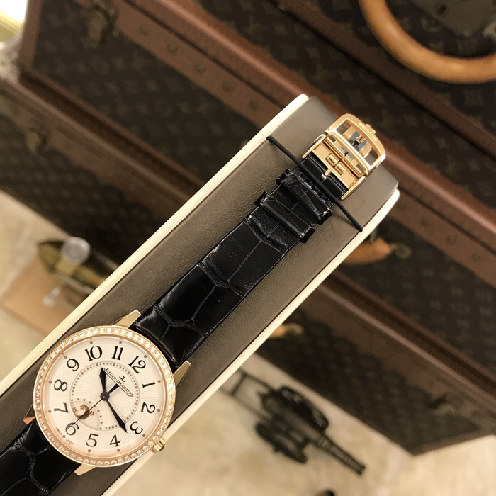 Jaeger-LeCoultre 积家 约会系列，Q3442520。34毫米表径，18K玫瑰金表壳镶嵌60颗钻石，约0.69克拉。银色扭索饰纹面盘，6点位置月相显示，蓝宝石水晶玻璃表镜，自动上弦机械机芯。专柜定价：178500元。 全套附件齐全。
