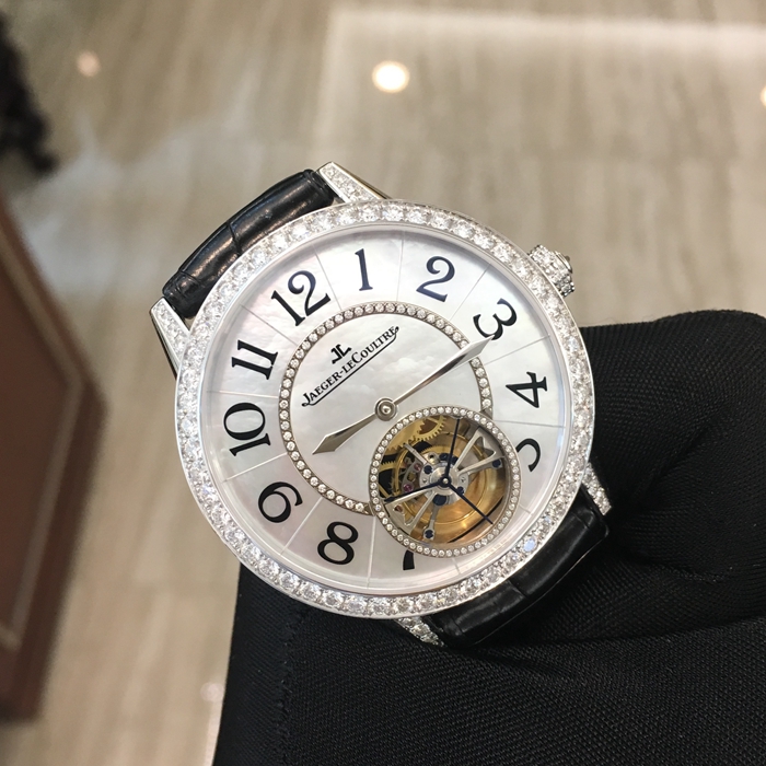 Jaeger-LeCoultre 积家 约会系列，3413403。39毫米表径，18K白金原镶钻，贝母面表盘，6点位置陀飞轮装置。自动上弦机械机芯，动力储备48小时。专柜定价：650000元。 全套附件齐全。