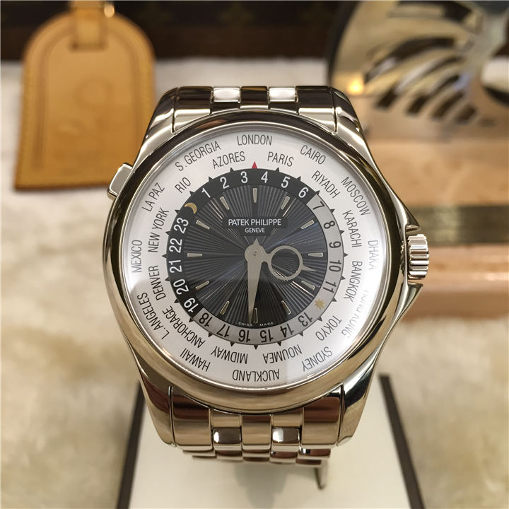 PATEK PHILIPPE 百达翡丽 复杂功能时计系列，5130/1G-011，39.5毫米表径，18K白金表壳，日辉纹雕花表盘，金质立体时标，世界时间显示，自动上弦机械机芯，动力储备48小时。专柜定价：503900元。 单表无附件。