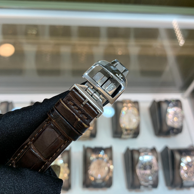 Jaeger-LeCoultre 积家 master 大师系列，Q1608420。41毫米表径，精钢表壳，银灰色面盘，大日历功能，动力储备显示，Cal.877手动上弦机械机芯，动力储备192小时，专柜定价：112000元。 单表无附件。