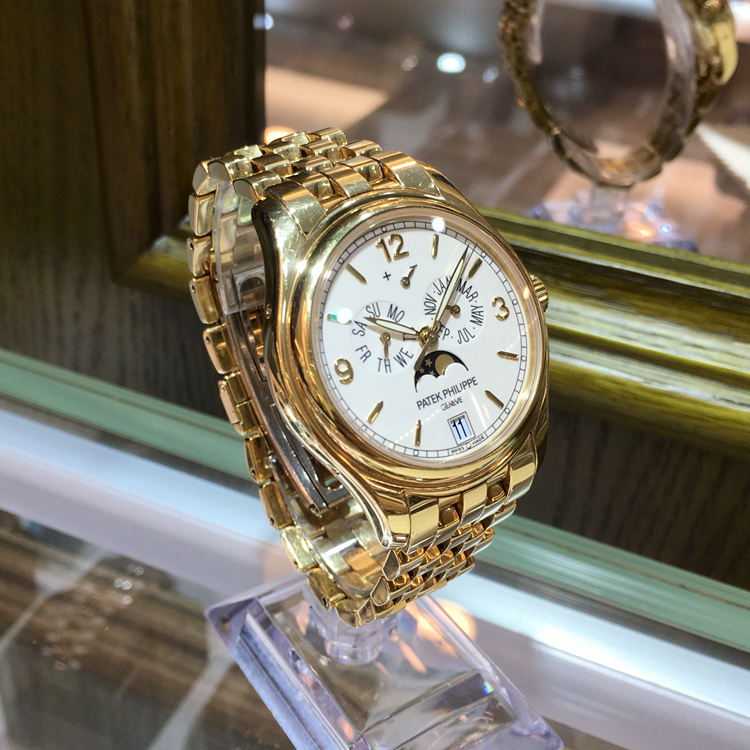 PATEK PHILIPPE 百达翡丽 复杂功能时计系列，5146/1J-001。39毫米表径，18K黄金表壳，米黄色面盘，金质立体时标和字块，中心大秒针。年历功能，指针式星期和月份显示、动力储存显示，视窗式日期显示、月相显示。324 S IRM QA LU自动上弦机械机芯，动力储备45小时。 单表无附件。