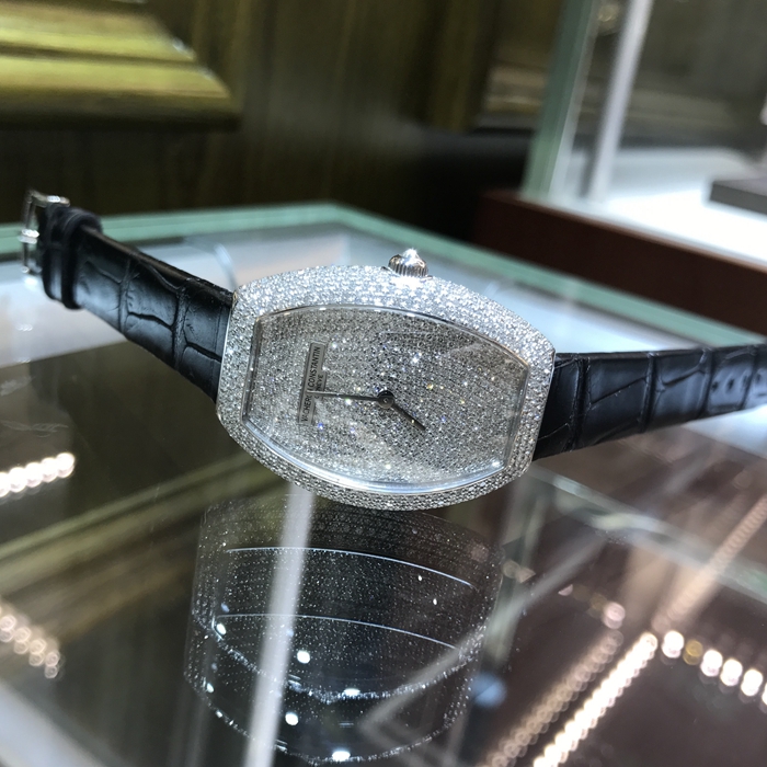 Vacheron Constantin 江诗丹顿，25541/000G-9053。27.4x37毫米表径，18K白金原镶钻满天星，精准石英机芯，专柜定价：542000元。 单表无附件。