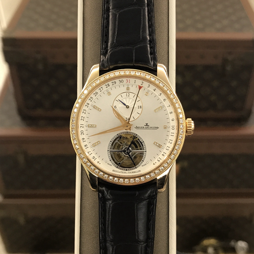 Jaeger-LeCoultre 积家 master 大师系列，1562401。41.5毫米表径，18K玫瑰金表壳镶嵌钻石， 银色放射状拉丝面盘，钻石时标，配备第二时区显示、24小时制参考时间显示和瞬跳指针，6点位置为陀飞轮装置，自产Cal.978B自动上弦机械机芯，动力储备48小时。专柜定价：679000元。 单表无附件。