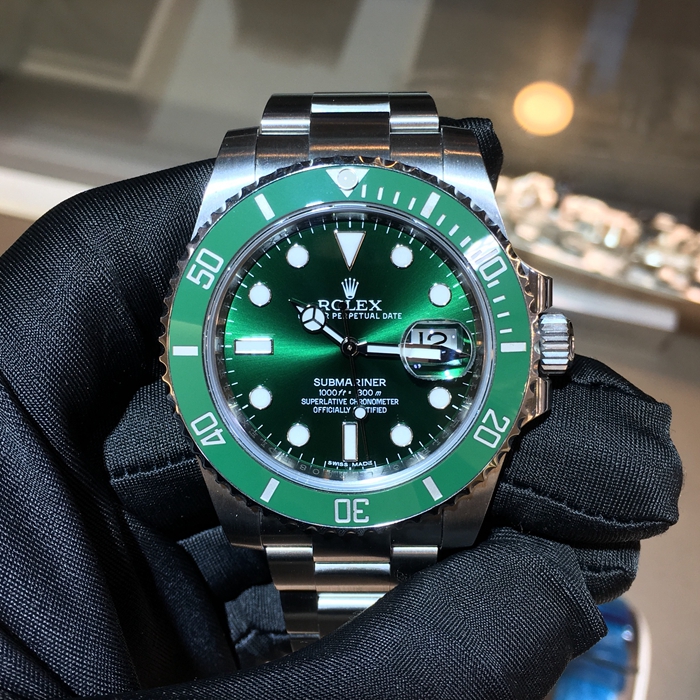 ROLEX 劳力士 潜航者型系列，116610LV-97200，40毫米表径，精钢表壳，60分钟渐进刻度单向旋转外圈，配抗刮损Cerachrom陶质字圈，铂金涂层数字及刻度，中央时、分及秒针；瞬跳日历，快速更正；秒针暂停功能以准确调校时间。自产3135型自动上弦机械机芯，动力储备48小时。专柜定价：70000元。 全套附件齐全。